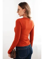 Dámska blúzka z viskózy s opaskom a brošňou hnedá