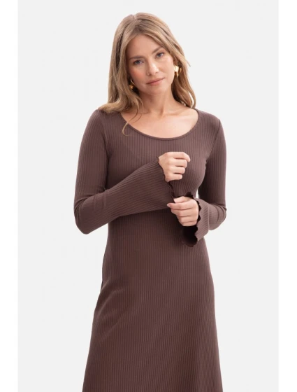 Midi šaty z úpletu hnědé model 21379970 - BeWear