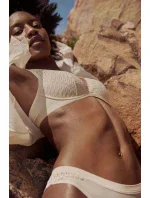 Dámské tanga Aura Spotlight High Leg string krémová - Triumph Dámské tanga Aura Spotlight High Leg string krémová - Triumph