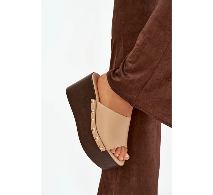 Dámské nazouváky na platformě s béžové model 21918817 - Boto