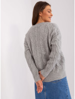 Šedý sveter s káblami a dlhými rukávmi