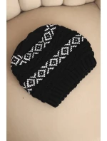 Dámska zimná čiapka so vzorom a vlnou K425 black Dámska zimná čiapka so vzorom a vlnou K425 black