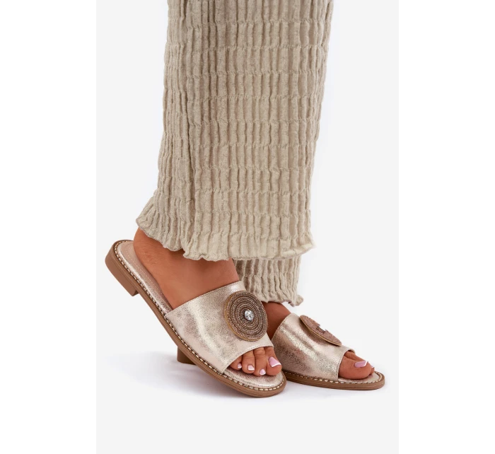 Klapki Damskie Na Płaskim Obcasie Z Ozdobą S.Barski KV51-013 Złote Klapki Damskie Na Płaskim Obcasie Z Ozdobą S.Barski KV51-013 Złote