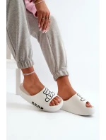 Piankowe Klapki Damskie Na Masywnej Podeszwie Z Misiem Białe Lamira