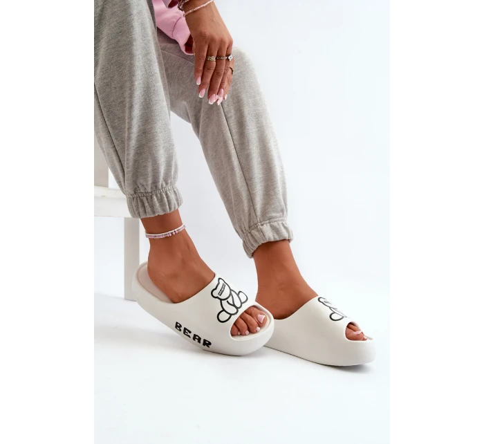 Piankowe Klapki Damskie Na Masywnej Podeszwie Z Misiem Białe Lamira