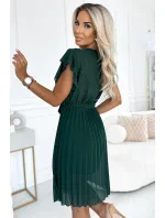 Dámské šifonové plisované šaty v lahvově zelené barvě s výstřihem a volánky model 20524032 - numoco basic