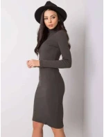 Priliehavé rebrované šaty v tmavej khaki farbe s rolákom Rue Paris (5133) Priliehavé rebrované šaty v tmavej khaki farbe s rolákom Rue Paris (5133)