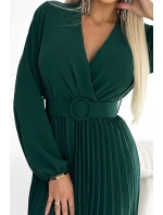 Dámské plisované midi šaty v lahvově zelené barvě s výstřihem, dlouhými rukávy a širokým opaskem model 22305960 - numoco basic
