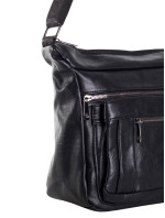 Čierna dámska taška cez rameno s vreckami