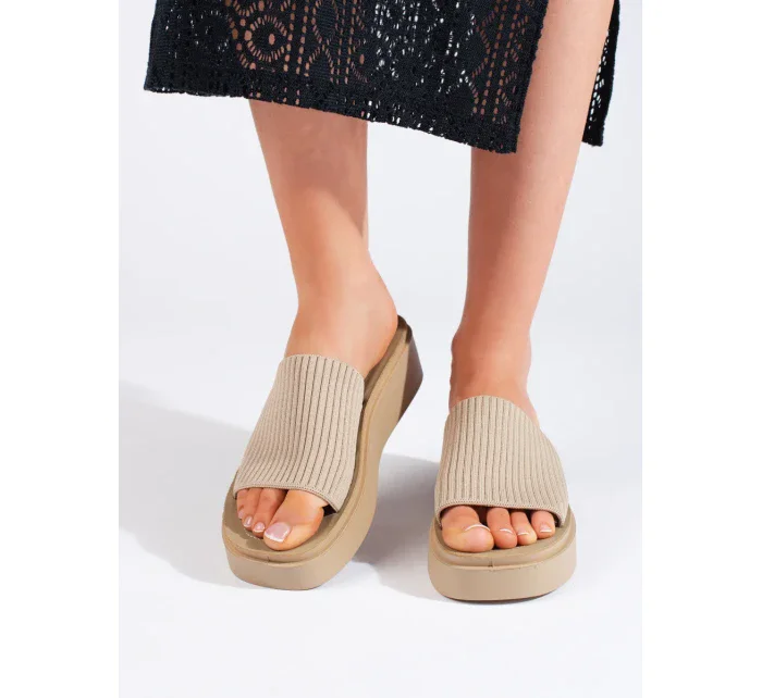 Pěkné hnědé dámské nazouváky na klínku Pěkné hnědé dámské nazouváky na klínku