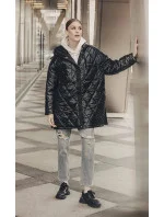 Černá prošívaná dámská oversize bunda s kapucí model 20471205 - Ann Gissy Černá prošívaná dámská oversize bunda s kapucí model 20471205 - Ann Gissy