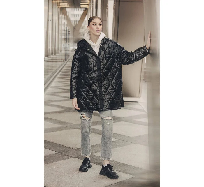 Černá prošívaná dámská oversize bunda s kapucí model 20471205 - Ann Gissy Černá prošívaná dámská oversize bunda s kapucí model 20471205 - Ann Gissy