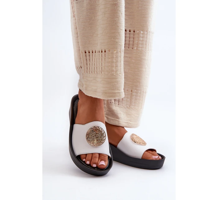 Zazoo 2920 Skórzane Klapki Damskie Na Koturnie Ze Złotym Detalem Białe Zazoo 2920 Skórzane Klapki Damskie Na Koturnie Ze Złotym Detalem Białe