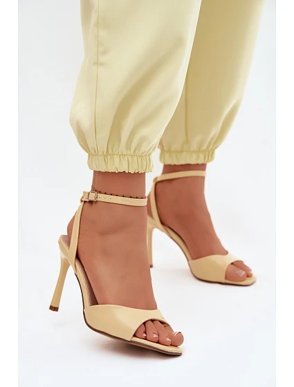 Sandále na podpätku model 227435 Vykročte štýlovo