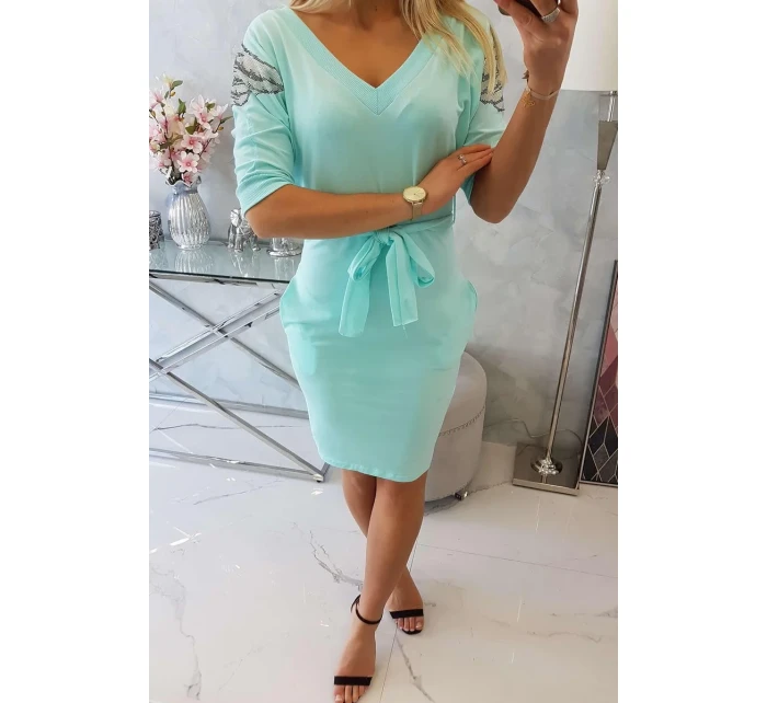 Šaty s model 18746552 na ramenou mátové - K-Fashion Šaty s model 18746552 na ramenou mátové - K-Fashion