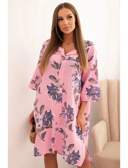 Dámske bavlnené šaty s kvetinovým vzorom a 3/4 rukávmi svetloružovej farby Dámske bavlnené šaty s kvetinovým vzorom a 3/4 rukávmi svetloružovej farby