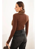 Dámske pruhované šaty s rolákom a ozdobnými gombíkmi bordovej farby