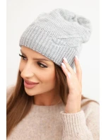 Dámská zimní čepice s vlnou a žebrovaným pletením model 21783081 šedá - K-Fashion Dámská zimní čepice s vlnou a žebrovaným pletením model 21783081 šedá - K-Fashion