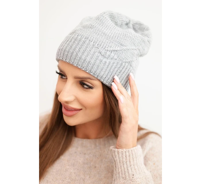 Dámská zimní čepice s vlnou a žebrovaným pletením model 21783081 šedá - K-Fashion Dámská zimní čepice s vlnou a žebrovaným pletením model 21783081 šedá - K-Fashion