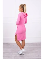 Šaty s dlhším chrbtom a farebnou svetlo ružovou potlačou