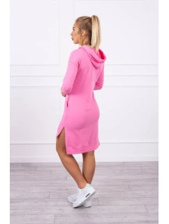 Šaty s dlhším chrbtom a farebnou svetlo ružovou potlačou