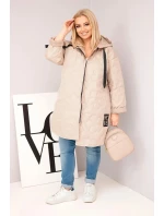 Dámská bunda Plus Size prošívaná s kapucí a nápisem model 21808665 tmavě béžová - K-Fashion Dámská bunda Plus Size prošívaná s kapucí a nápisem model 21808665 tmavě béžová - K-Fashion