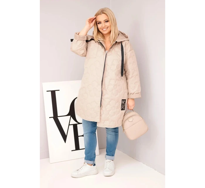 Dámská bunda Plus Size prošívaná s kapucí a nápisem model 21808665 tmavě béžová - K-Fashion Dámská bunda Plus Size prošívaná s kapucí a nápisem model 21808665 tmavě béžová - K-Fashion