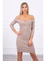 Priliehavé šaty s výstrihom do V tmavo béžovej farby Priliehavé šaty s výstrihom do V tmavo béžovej farby