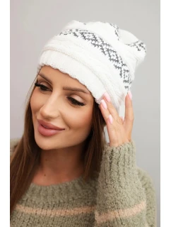 Dámska zimná čiapka so vzorom a vlnou K425 biela