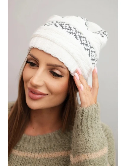 Dámska zimná čiapka so vzorom a vlnou K425 biela