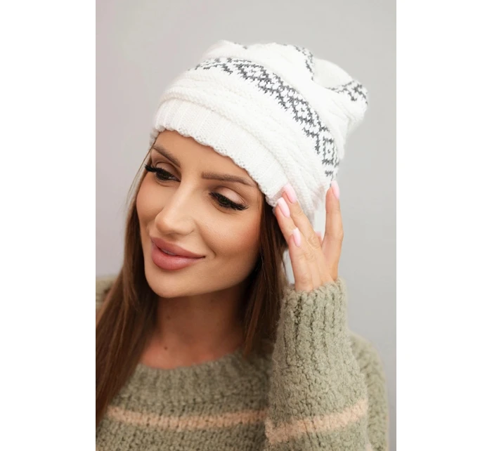 Dámska zimná čiapka so vzorom a vlnou K425 biela