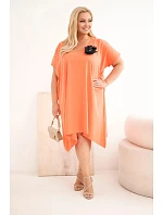 Dámske plus size bavlnené šaty s brošňou a výstrihom koralovej farby Dámske plus size bavlnené šaty s brošňou a výstrihom koralovej farby