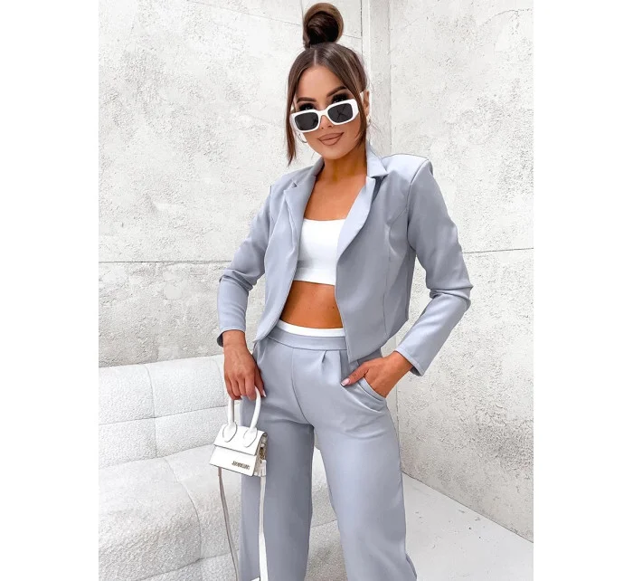 Šedá dámska súprava - krátke sako a široké nohavice (8263) Šedá dámska súprava - krátke sako a široké nohavice (8263)