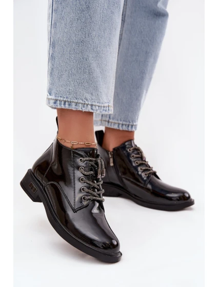 Kožené lakované dámské kotníčkové boty s ozdobným šněrováním model 21713881 Černé - D&A Kožené lakované dámské kotníčkové boty s ozdobným šněrováním model 21713881 Černé - D&A