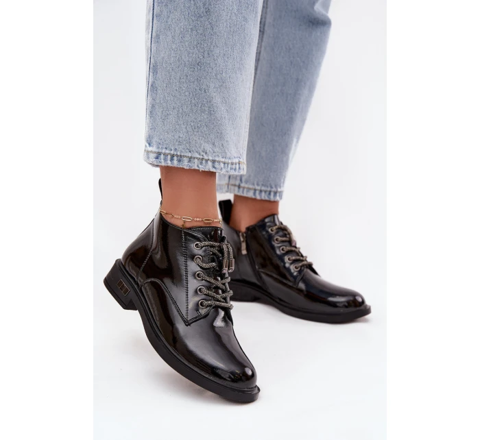 Kožené lakované dámské kotníčkové boty s ozdobným šněrováním model 21713881 Černé - D&A Kožené lakované dámské kotníčkové boty s ozdobným šněrováním model 21713881 Černé - D&A