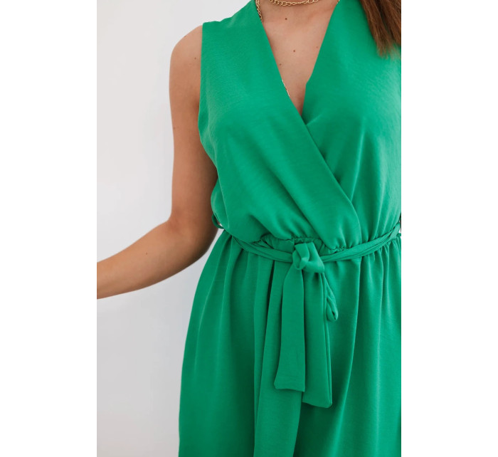 Roztiahnuté šaty viazané v páse zelenej farby