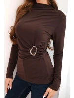 Dámska viskózna blúzka s volánom a ozdobnou sponou hnedá