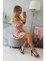 Kvetinové marhuľové šaty s odhalenými ramenami