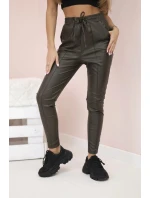 Dámské kalhoty z eko kůže s vázáním a rozparkem na model 21154131 khaki - K-Fashion