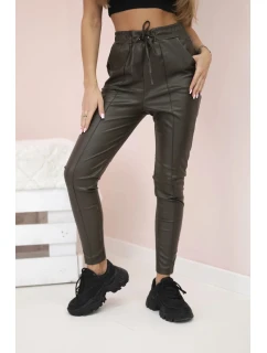 Dámské kalhoty z eko kůže s vázáním a rozparkem na model 21154131 khaki - K-Fashion
