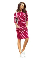 Dámske športové šaty v bordovej farbe s bodkami, zaväzovaním a kapsičkami 13-111