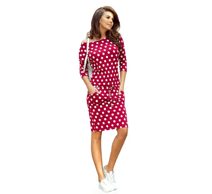 Dámske športové šaty v bordovej farbe s bodkami, zaväzovaním a kapsičkami 13-111