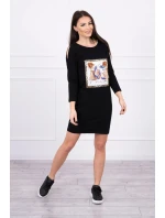 Šaty s 3D grafikou a ozdobnými volánky černé barvy