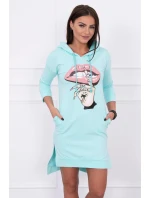 Šaty s delšími zády a barevným potiskem mint