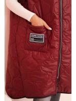 Dámska prešívaná vesta s kapucňou na zips v bordovej farbe