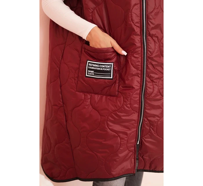 Dámska prešívaná vesta s kapucňou na zips v bordovej farbe