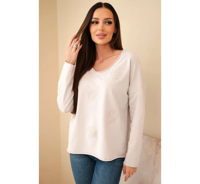 Dámska bavlnená blúzka s vyšívanými kvetmi a výstrihom do V béžová