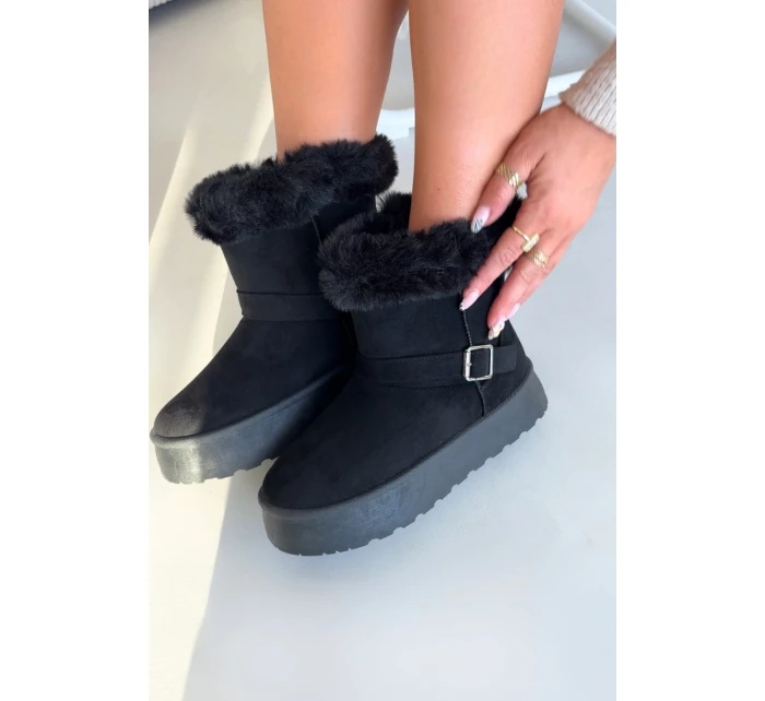 Dámské sněhule na platformě s přezkou a kožešinou Czarne model 21821891 - Boto Dámské sněhule na platformě s přezkou a kožešinou Czarne model 21821891 - Boto