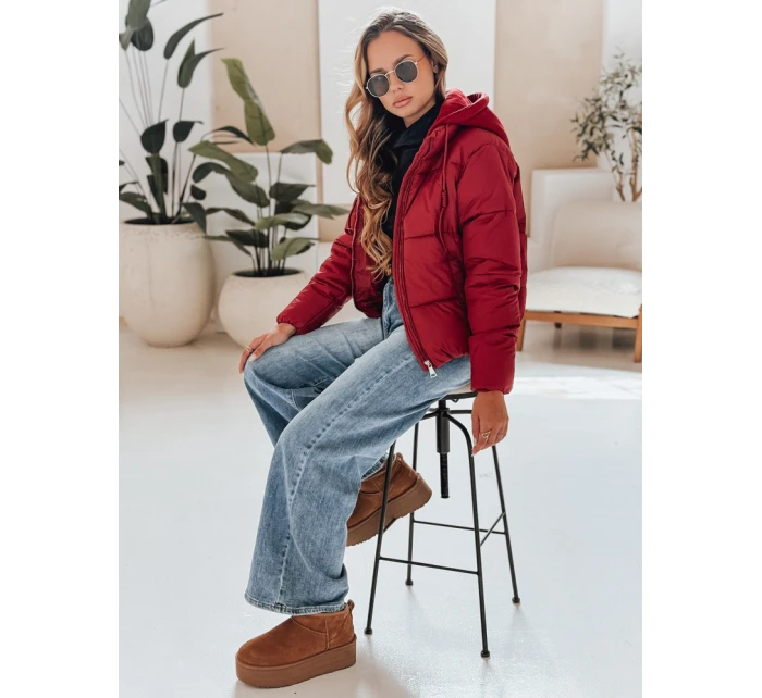 Dámská krátká zimní bunda s kapucí bordó Dstreet model 21990573 - FashionStreet Dámská krátká zimní bunda s kapucí bordó Dstreet model 21990573 - FashionStreet