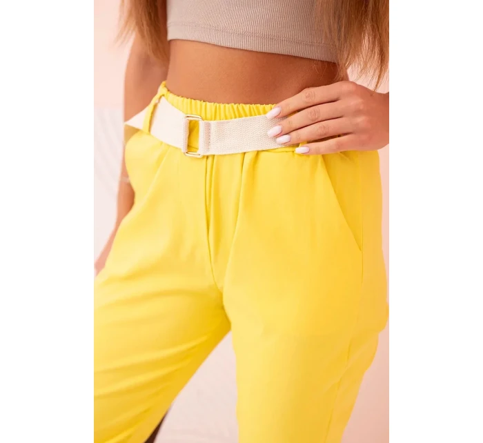 Dámske viskózové nohavice s opaskom a rozšírenými nohavicami tmavo žlté Dámske viskózové nohavice s opaskom a rozšírenými nohavicami tmavo žlté